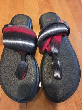 Sanuk Black and Red Women's Yoga Sling Sandals